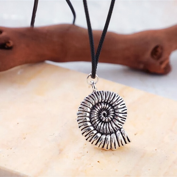 🔵𝟲𝟱%𝗢𝗙𝗙 𝗯𝘂𝗻𝗱𝗹𝗲𝘀 𝟯+🔵 NEW Large Seashell Pendant Cord Necklace - Picture 9 of 13